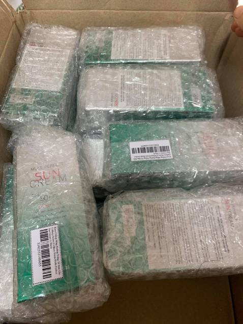 Hôm trước được bà chị mua tặng tuýp kem chống nắng này dùng thích quá. Thẩm thấu nhanh, nhiều dưỡng mà ko cảm giác khó chịu gì cả. Hôm vừa rồi shop có chương trình sale nên chị em cty rủ nhau mua chung. Cho shop 5* và ủng hộ shop dài dài.