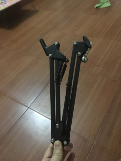 Hàng dùng chắc chắn, dùng rất thích tay, mỗi tội nếu chỉnh nhiều thì phải vặn ốc và lỏng ốc nhiều, vì đế di động 360 độ nên không ren vặn chỉ có các mấu nên lúc đầu dùng hơi hoảng, cảm giác không chắc chắn nhưng sau dùng thấy được không bị bung bật gì. Sản phẩm chắc chắn không èo ọt. Shop gói hàng chắc chắn, chống va đập ok