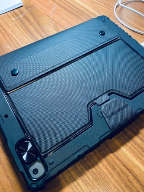 Biết thương hiệu này tốt nhưng vẫn ngạc nhiên khi nhận hàng! Đẹp đến từng chi tiết nhỏ. Cover dày dặn nhưng không quá nặng, chi tiết sắc sảo, chất liệu nhìn xịn sò, có trượt bảo vệ cho camera, bàn phím và chuột nhạy, cảm giác gõ phím rất thích. Shop giao hàng super nhanh (1 ngày). Trải nghiệm rất tuyệt vời 👍