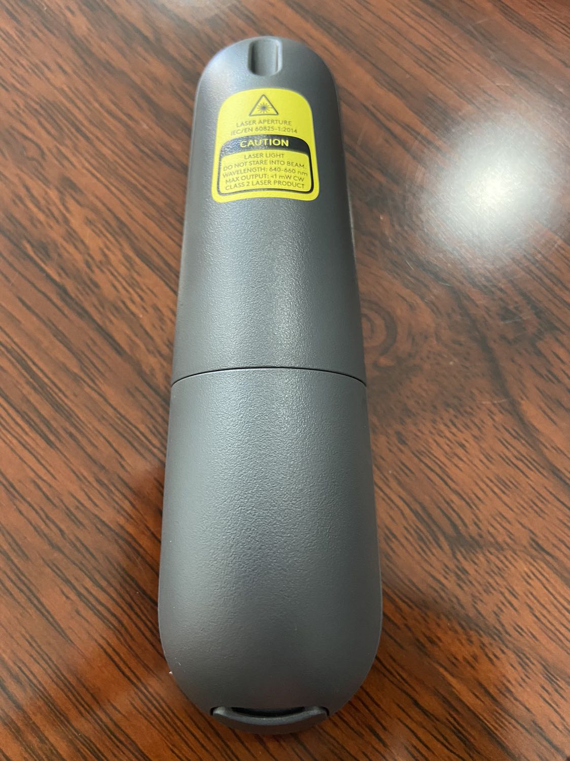 Chất liệu nhựa tốt, cầm vừa tay, sử dụng đơn giản. Độ bền thì chờ thời gian nhưng hàng Logi chính hãng thì chắc ok rồi