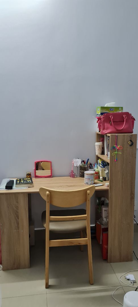 bàn đẹp, dễ lắp ráp. mặt bàn rộng thoải mái, ngăn tủ đựng sách và đồ dùng nhiều tiện lợi. Lớp ván mặt bàn dày yên tâm sử dụng, có 1 lớp chônga thấm nước trên bề mặt gỗ. Rất hài lòng với sản phẩm.. tuy nhiên mình cao 1m7, ngồi ghế 45cm thì mặt bàn hơi thấp nên phải khom lưng.. ai cao giống mình thì nhớ lựa chọn ghế có chiều cao phù hợp hơn nha. bàn đẹp, dễ lắp ráp. mặt bàn rộng thoải mái, ngăn tủ đựng sách và đồ dùng nhiều tiện lợi. Lớp ván mặt bàn dày yên tâm sử dụng, có 1 lớp chônga thấm nước trên bề mặt gỗ. Rất hài lòng với sản phẩm.. tuy nhiên mình cao 1m7, ngồi ghế 45cm thì mặt bàn hơi thấp nên phải khom lưng.. ai cao giống mình thì nhớ lựa chọn ghế có chiều cao phù hợp hơn nha.