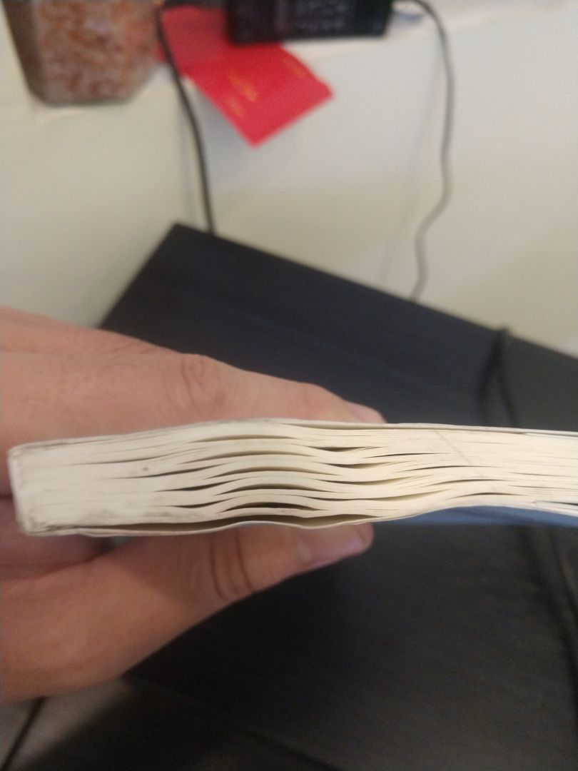 sách bị ướt và ố một gốc.