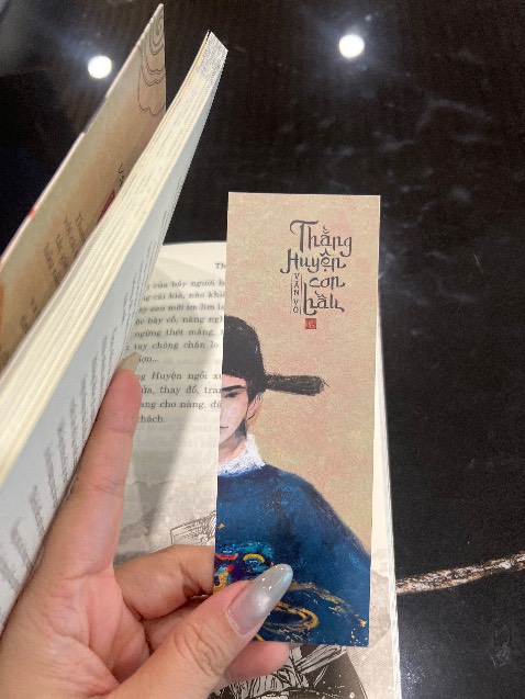 Hay lắm các bác ơi. Giọng văn, ca dao rất hay. Bìa và bookmark lại rất thơ và đẹp