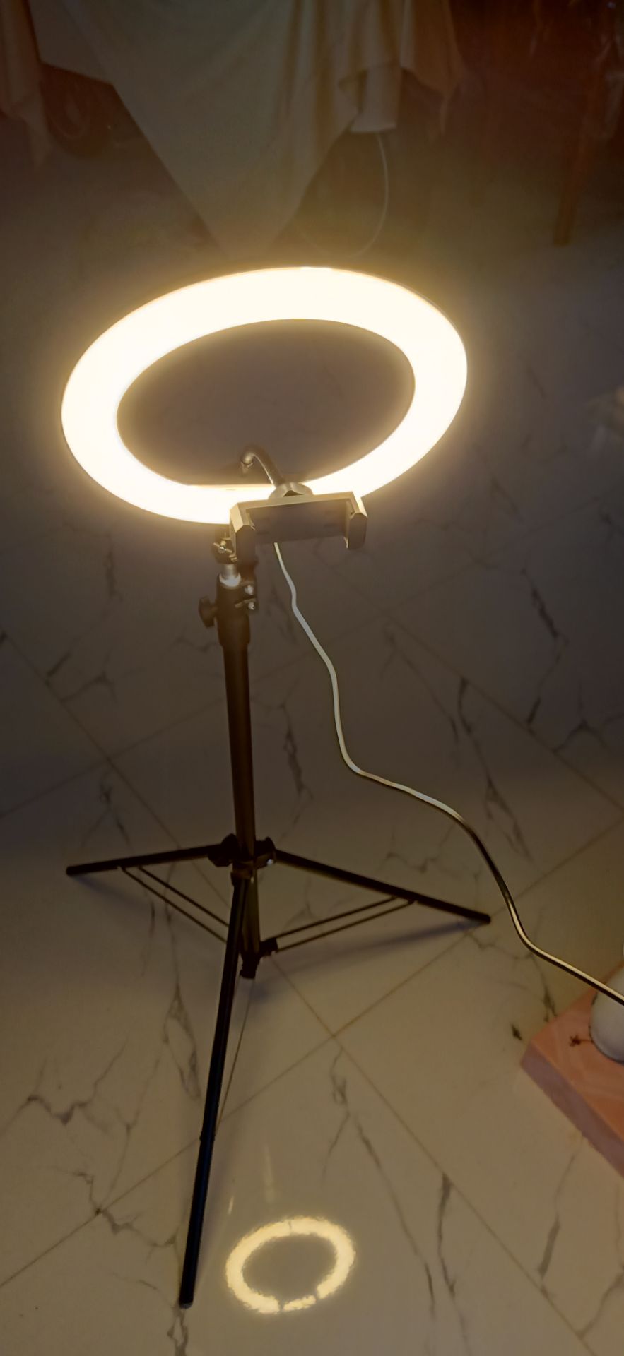 hàng ok, đèn sáng có 2 màu có tùy chỉnh độ sáng , cao 2m và tùy chỉnh độ cao đc, tổng quan nhìn chắc chắn gói hàng cẩn thận