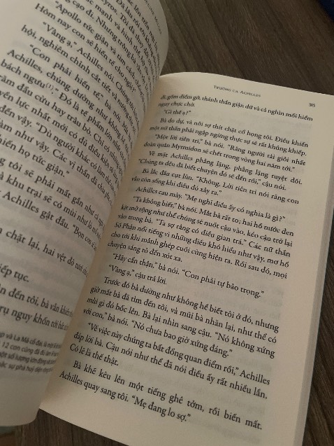 Sách đẹp có kèm một bản phụ lục dễ thương, đọc xong rồi. Truyện về tình yêu và chiến tranh, là tính yêu giữa 2 chàng trai khác biệt và cuộc chiến thành troy. Hấp dẫn giằng xé. Thích hợp cho mấy bạn lgbt