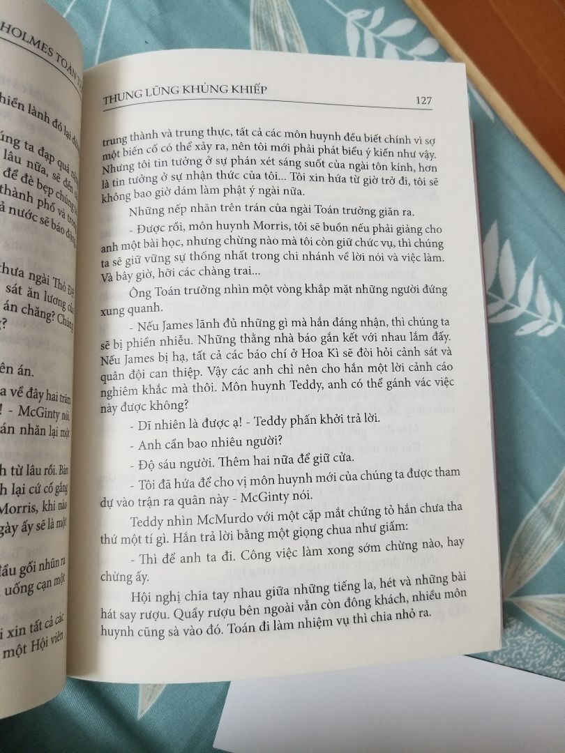 Đang đọc đến tập 2 và cảm thấy thất vọng khi mua phải sách bị nhà sản xuất in lỗi: bị in thiếu, nhảy đoạn. Mặc dù là 2 trang liên tiếp (112,113) ; (128,129) nhưng bị nhảy sang phần truyện khác không liên quan. Đọc vô cùng ức chế
