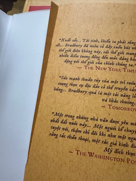 Sách tình trạng tệ, không hiểu sao băng keo dính nguyên từ bìa áo sang bìa cứng, bìa áo thì gấp nguyên vết như hình.