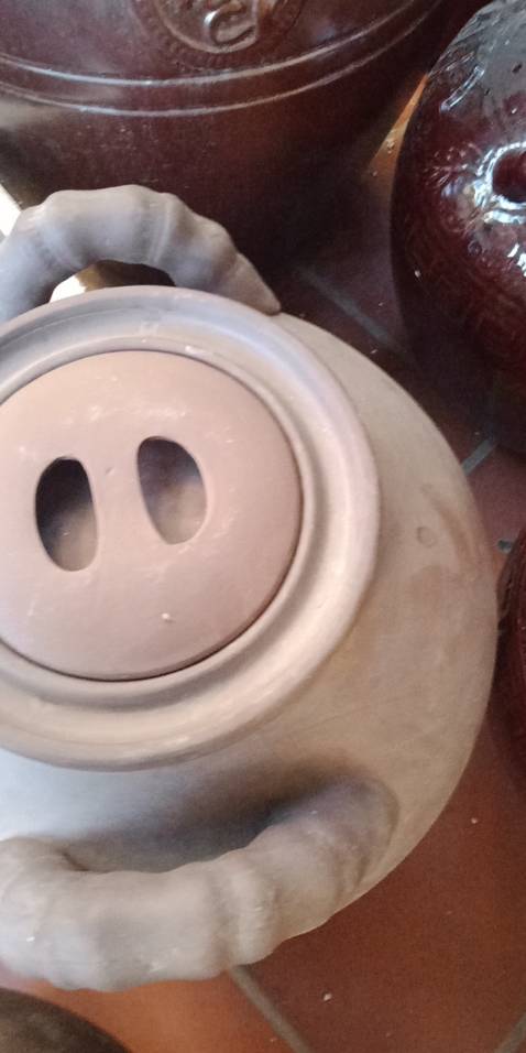 Chất liệu sành đanh mịn,  nung kỹ, khử độc rượu tốt.