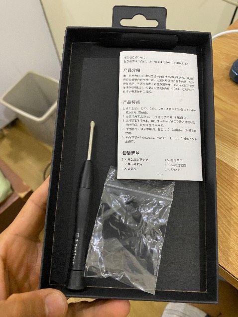 Đinh, vít và 1 miếng keo tản nhiệt để dưới đế hộp.