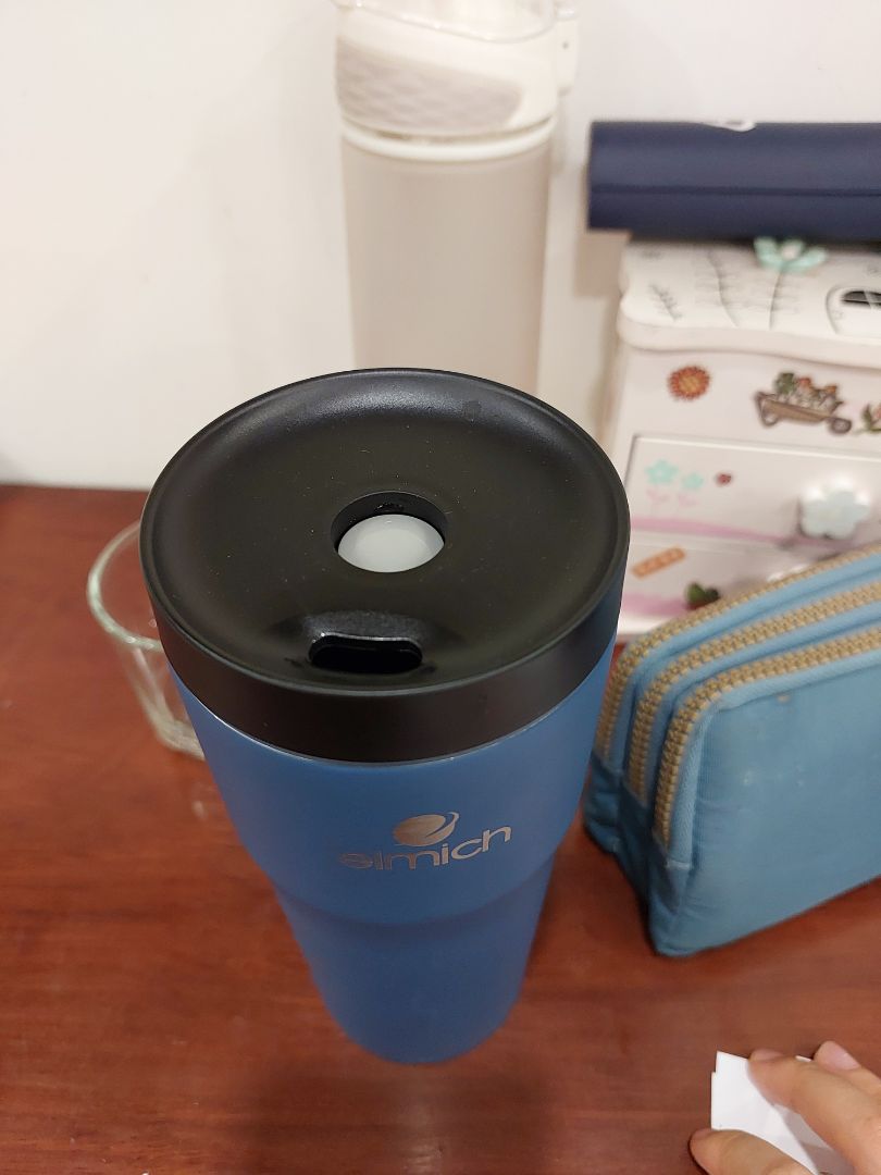 bình to vừa đủ, rất hợp để mình mang theo khi đi làm hay đựng đồ uống mua từ quán cà phê hay trà sữa. giữ nhiệt tốt. tuy nhiên, lúc mình dốc xuống để kiểm tra bình có kín không, thì chỗ gioăng giữa nắp và bình có bị nhỏ nước một chút. Nút đóng mở nước ở nắp thì kín và rất tốt.