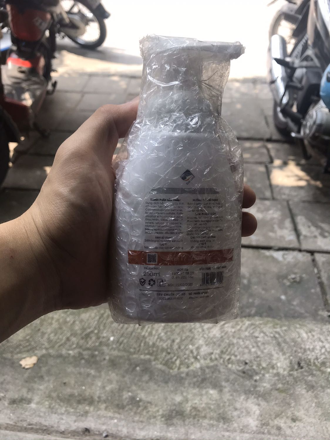 Tiki đóng gọi kĩ.có chút rò rỉ nhưng không đáng kể.rửa tay tạo ra lớp bọt thấy mịn.cảm thấy rửa xong thoảng mùi cam dễ chịu.nói chung là hàng dùng ổn