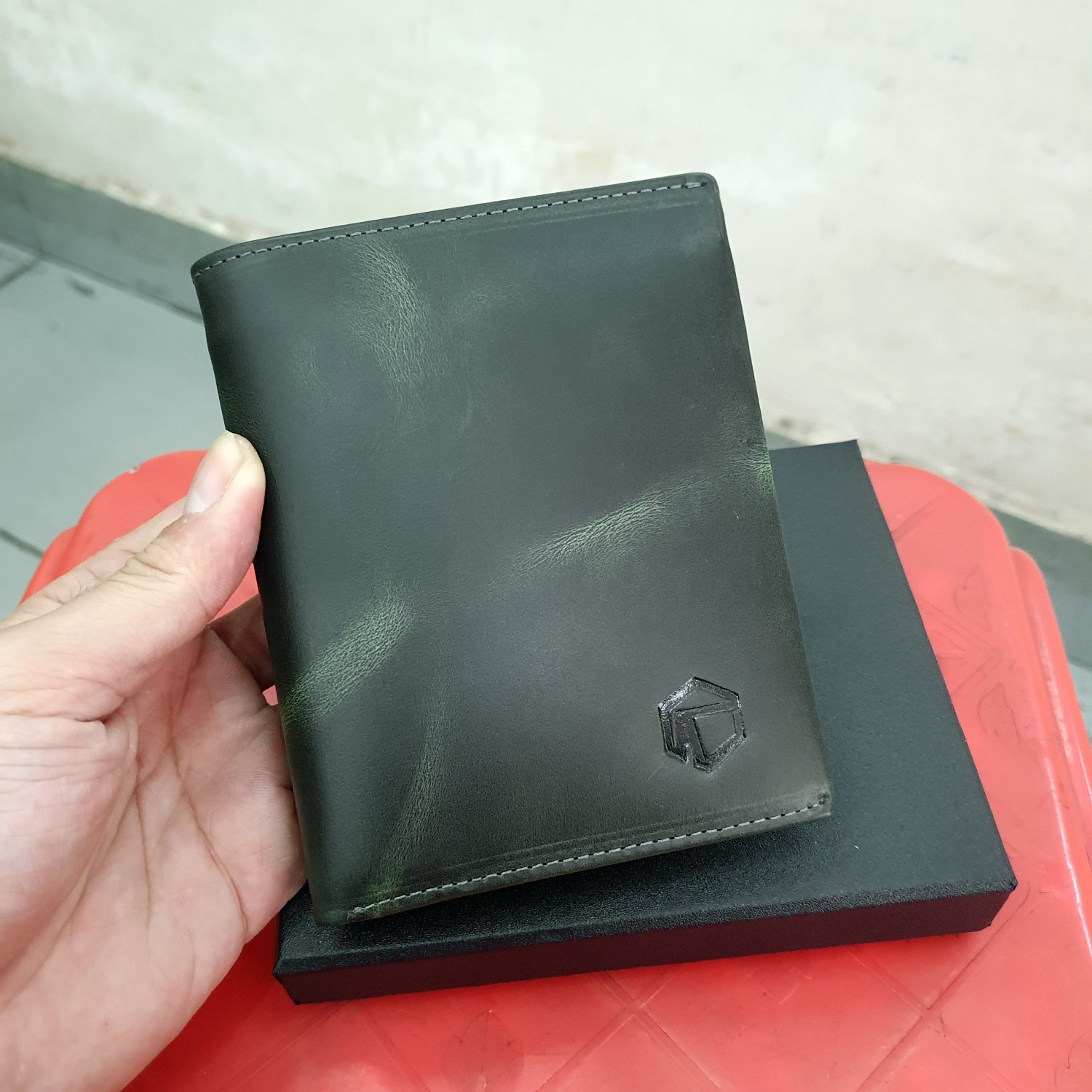 Da dày dặn, mềm mại. Chất da mịn màng, sờ rất thích. Màu xanh rêu lần đầu mua thấy hơi lạ nhưng trông rất cá tính. Da dày dặn, mềm mại. Chất da mịn màng, sờ rất thích. Màu xanh rêu lần đầu mua thấy hơi lạ nhưng trông rất cá tính.