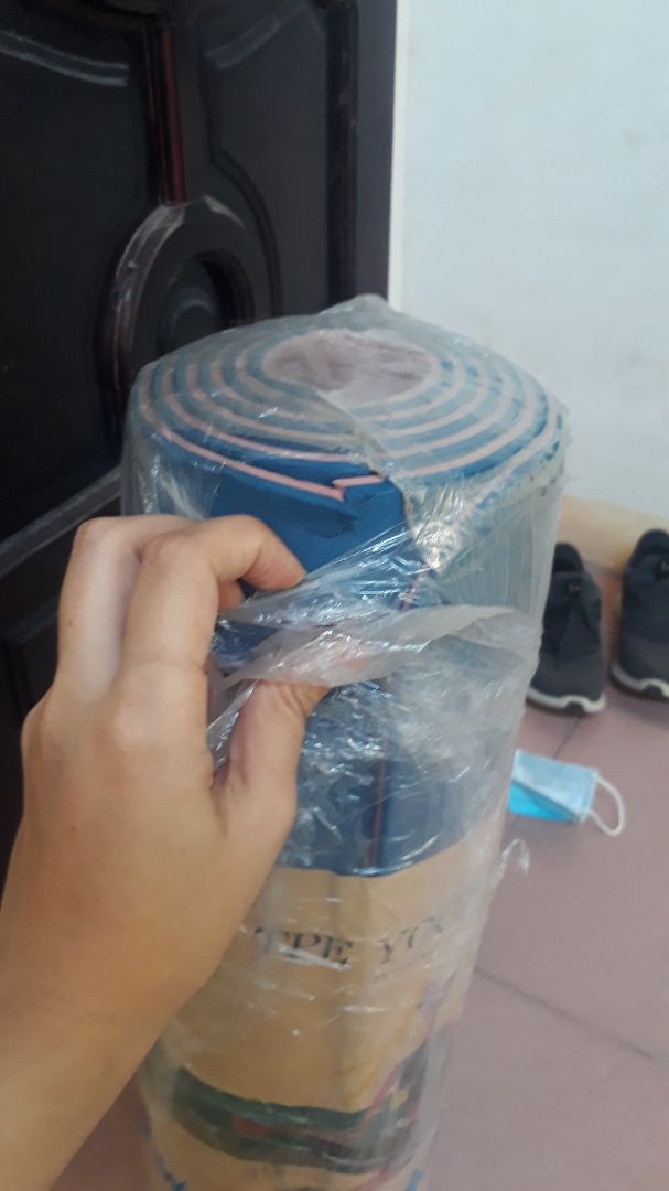 hàng đến tay thì rách lồ lộ luôn ra ngoài. Vừa nhìn đã đập ngay vào mắt thế này mà vẫn để chuyển cho khách hàng. Hàng nếu ko nhận, đổi thì ok rồi, mà thời gian chờ 5 ngày 1 chuyến hàng như vậy đổi thế nào? Ai chịu? Bán đc thì bán, đừng làm phiền người khác như vậy chứ? Vừa mất tiền mà vừa rước bực vào người, ai chịu trách nhiệm?