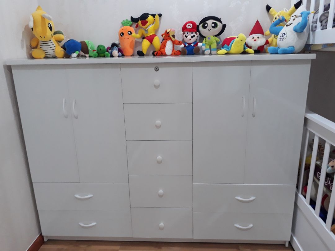 shipper của nhà cũng cấp Ngọc Diệp HCM tuyệt vời. tủ to nặng. chỗ treo đồ ngắn, phù hợp treo áo bé 3-4 tuổi trở xuống. giá tốt. nhựa đẹp, tuy có vài chỗ ko khít.