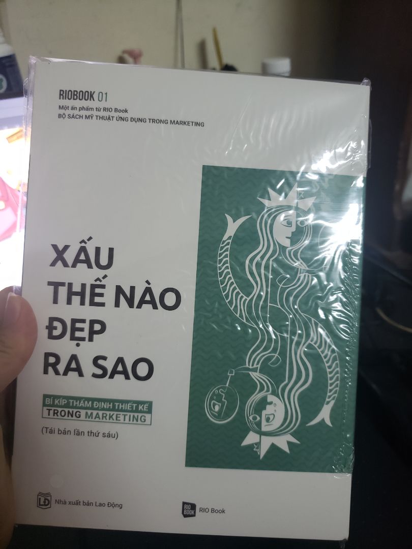 sách bọc nilon khá sạch sẽ, giao hàng sớm trc 1 ngày, ưng luôn ạ, mới mua về nhưng k muốn bóc ra vội :3