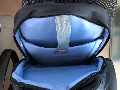 Giao hàng ở Sài Gòn nhanh đỉnh luôn, mới đặt chiều hôm trước sáng hôm sau có. Ba lô ổn áp, ko có chỉ thừa, đường may đẹp, chắc chắn.