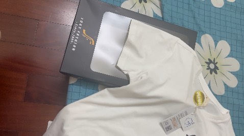 Lần đầu mua ko nghĩ chất vải đẹp thế, lại còn có hộp sang xịn nữa. Hi vọng sẽ có thêm màu để lựa chọn. Sẽ mua lại.🥰