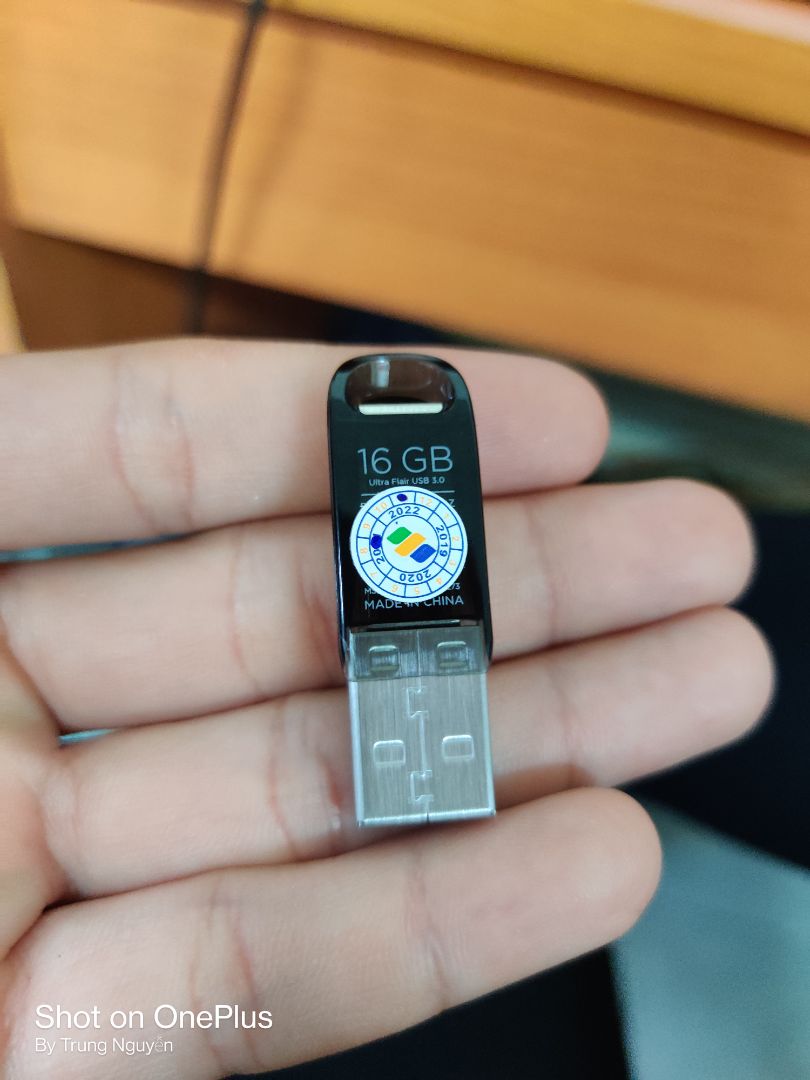 Sp nhỏ gọn, đúng mô tả. Có vế rạch nhưng đã dán team niêm phong, rạch để dán team cửa hàng thôi mọi người. Trong USB có sẵn mấy file hướng dẫn và app diệt vi rút(ko rành lắm). Nên mua! Sp nhỏ gọn, đúng mô tả. Có vế rạch nhưng đã dán team niêm phong, rạch để dán team cửa hàng thôi mọi người. Trong USB có sẵn mấy file hướng dẫn và app diệt vi rút(ko rành lắm). Nên mua!