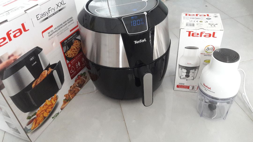 Nhà mình rất thích luôn, mình cũng tìm hiểu và xem review nhiều rồi nên mới quyết định mua nồi này của Tefal, chiên nướng nhanh gọn đỡ tốn thời gian công sức. Nhận hàng xong mình quét mã QR đăng ký bảo hành 2 năm luôn. Mua đầu ngày trong khung giờ km còn được tặng thêm máy xay đa năng dùng cũng cực thích, thêm voucher giảm 500k của Tefal và 1 mã giảm 20k của Tiki nữa, giá còn 2tr8 mấy mà chất lượng phải nói là quá tốt so với giá.