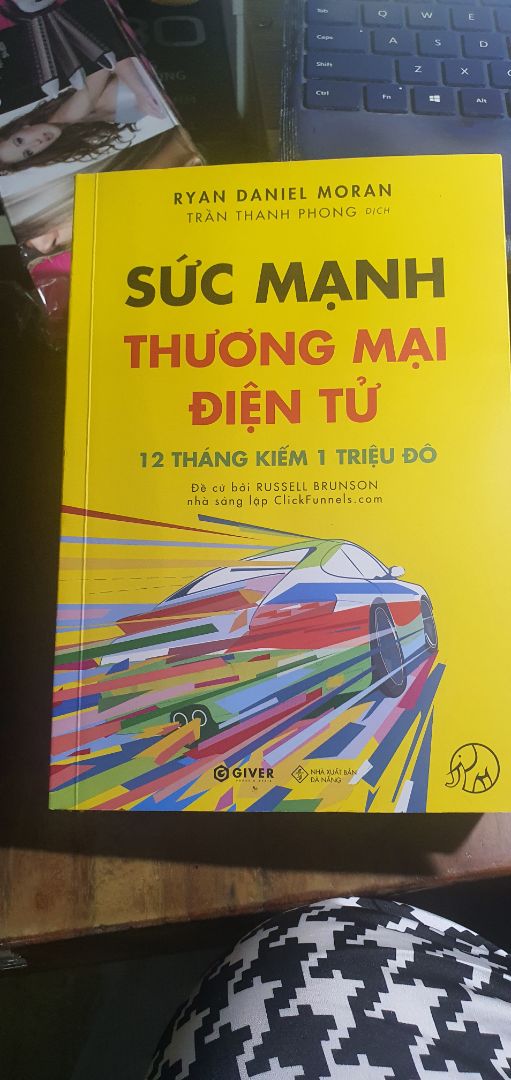 Cuốn sách quá hay về tư duy, cách làm trong TMĐT. 
Bất kể người nào làm tmđt đều nên đọc để học đc tư duy từ 1 nhà bán hàng rất thành công ở AMAZON
