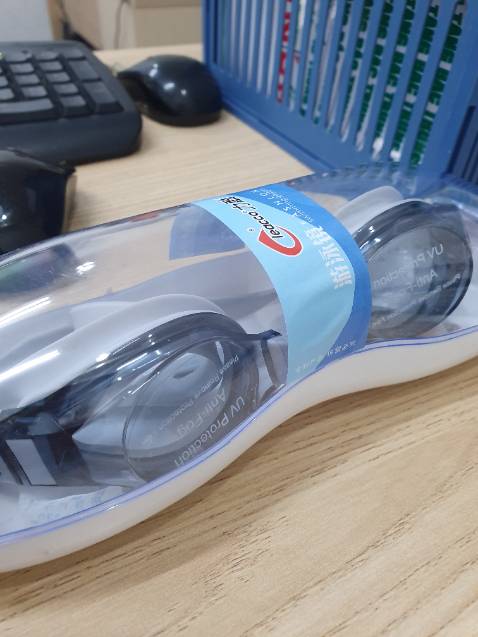 Đã mua sp lần 2. Kính êm, ko bị mờ, mềm mại. Sản phẩm rất chất lượng. Được tặng kèm mũ. Mua tiki gói hàng rất ưng.