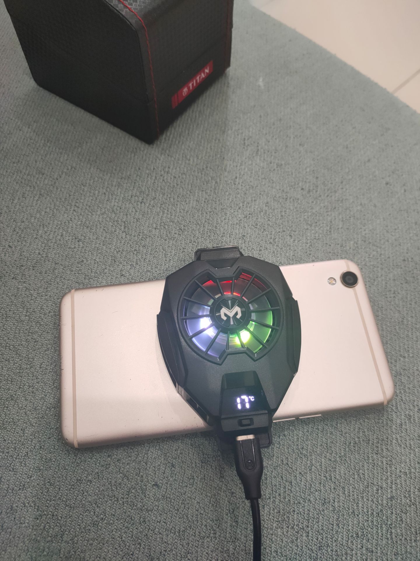 quạt giữ đt lỏng lẻo lắm đụng tí là nó bung ra đt nhỏ thì khá phù hợp,ảnh chụp là v2 nhưng lại giao v1  coi như tạm chấp nhận chống xước:D khi chơi mình thấy quạt toả hơi nóng ra tay hơi khó chịu.Nói chung giá rẻ mình k đòi hỏi dùng treo game thì ngon. quạt giữ đt lỏng lẻo lắm đụng tí là nó bung ra đt nhỏ thì khá phù hợp,ảnh chụp là v2 nhưng lại giao v1  coi như tạm chấp nhận chống xước:D khi chơi mình thấy quạt toả hơi nóng ra tay hơi khó chịu.Nói chung giá rẻ mình k đòi hỏi dùng treo game thì ngon.