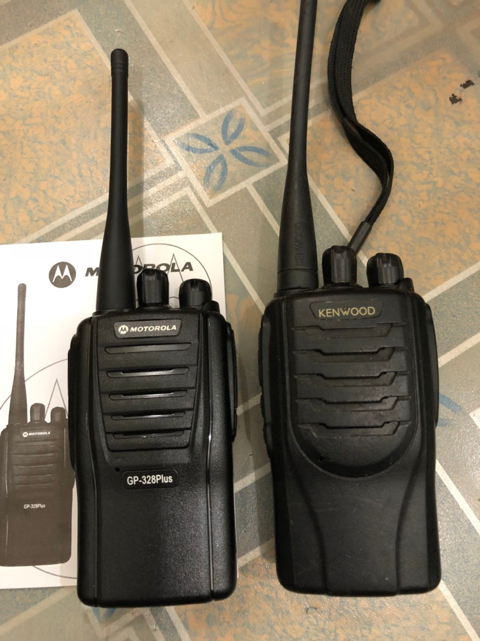 Máy nhìn nhỏ, đẹp, cự li xa giống máy mình mua lúc trước
công ty mình luc trước mua kenwood, giò mua Motorola 328 này cũng xài chung được, lại được giá rẻ, cực kì hài lòng.