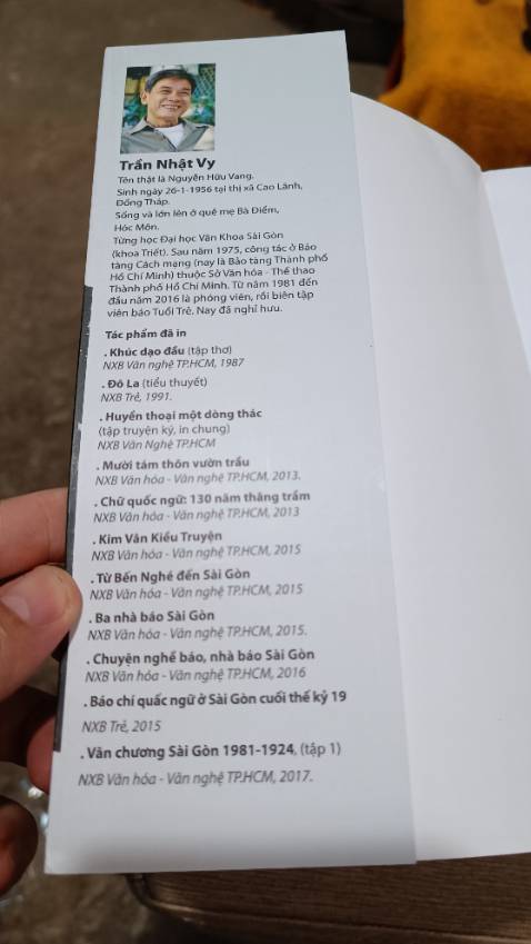 Tập hợp nhiều bài viết xưa được đăng trên báo, tạp chí tại Nam kỳ giai đoạn nửa cưối thế kỷ XIX đến những năm 20 của thế kỷ XX, rất giá trị.
Góp ý nhỏ, nếu các shop sách quan tâm hơn việc bao bì từng cuốn sách cho người mua, sẽ càng tăng thêm tính thẩm mỹ và giá trị cho sách.