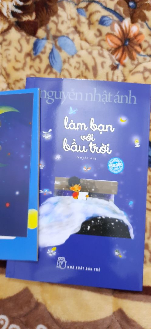 Mình chọn mua cuốn này 1 phần vì nó là của tác giả Nguyễn Nhật Ánh, 1 phần vì đã đọc review về nóa ở tramdoc trên Ins. Nên về nội dung thì rất ok rồi.
Sách có bìa đẹp, chữ ánh nhũ, minh họa dễ thương, được tặng kèm khung ảnh, giấy mịn... 
Cám ơn Tiki đã giao hàng siêu nhanh nhá! Mình chọn mua cuốn này 1 phần vì nó là của tác giả Nguyễn Nhật Ánh, 1 phần vì đã đọc review về nóa ở tramdoc trên Ins. Nên về nội dung thì rất ok rồi.
Sách có bìa đẹp, chữ ánh nhũ, minh họa dễ thương, được tặng kèm khung ảnh, giấy mịn... 
Cám ơn Tiki đã giao hàng siêu nhanh nhá!