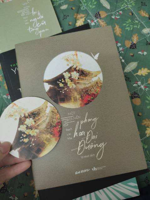 Văn phong của Bạch Lạc Mai thì khỏi phải nói rồi. Bìa thiết kế ấn tượng (chắc là đẹp nhất trong các nhà làm Bạch Lạc Mai), lại còn kèm bookmark hình tròn rất độc đáo nữa.