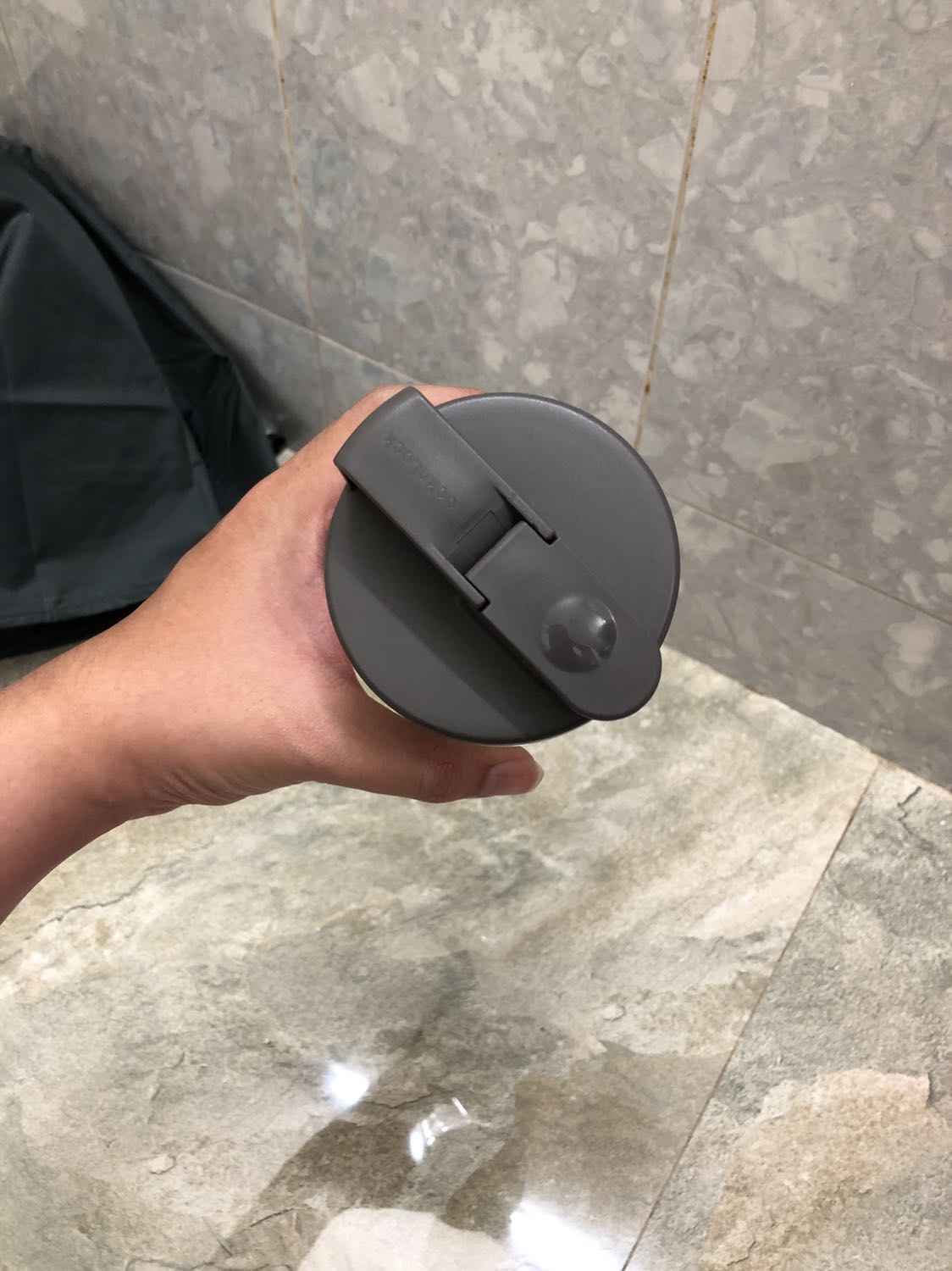 Sản phẩm đẹp mắt, phần nắp hoàn thiện tốt, chai nhựa màu đẹp nhưng hơi mỏng so với mình nghĩ 😅 nó là dạng nhựa mềm chứ không phải nhựa cứng cố định