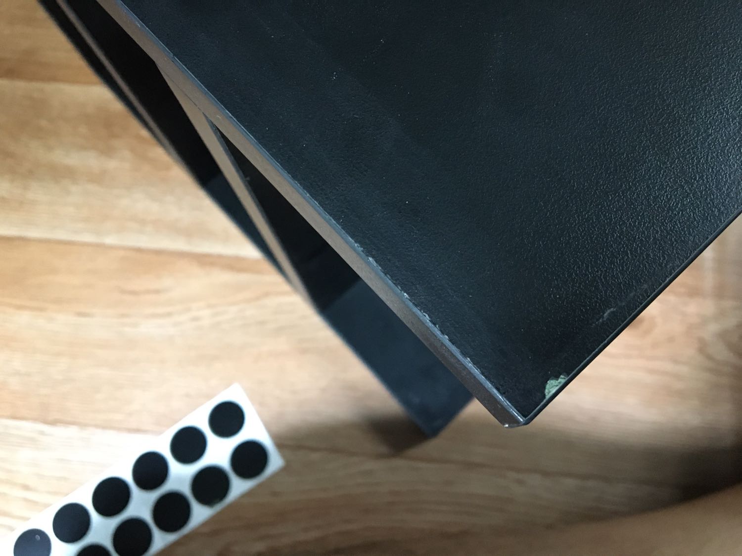 Có thể do khâu vận chuyển nên hơi sứt mẻ tí, tuy nhiên trong tờ hướng dẫn lắp ráp mục số 4 có vẻ như hướng dẫn ngược (lẽ ra phải theo chiều kim đồng hồ mới đúng), nhưng mình thích thiết kế và cách lắp ráp này nên cho 5 sao.