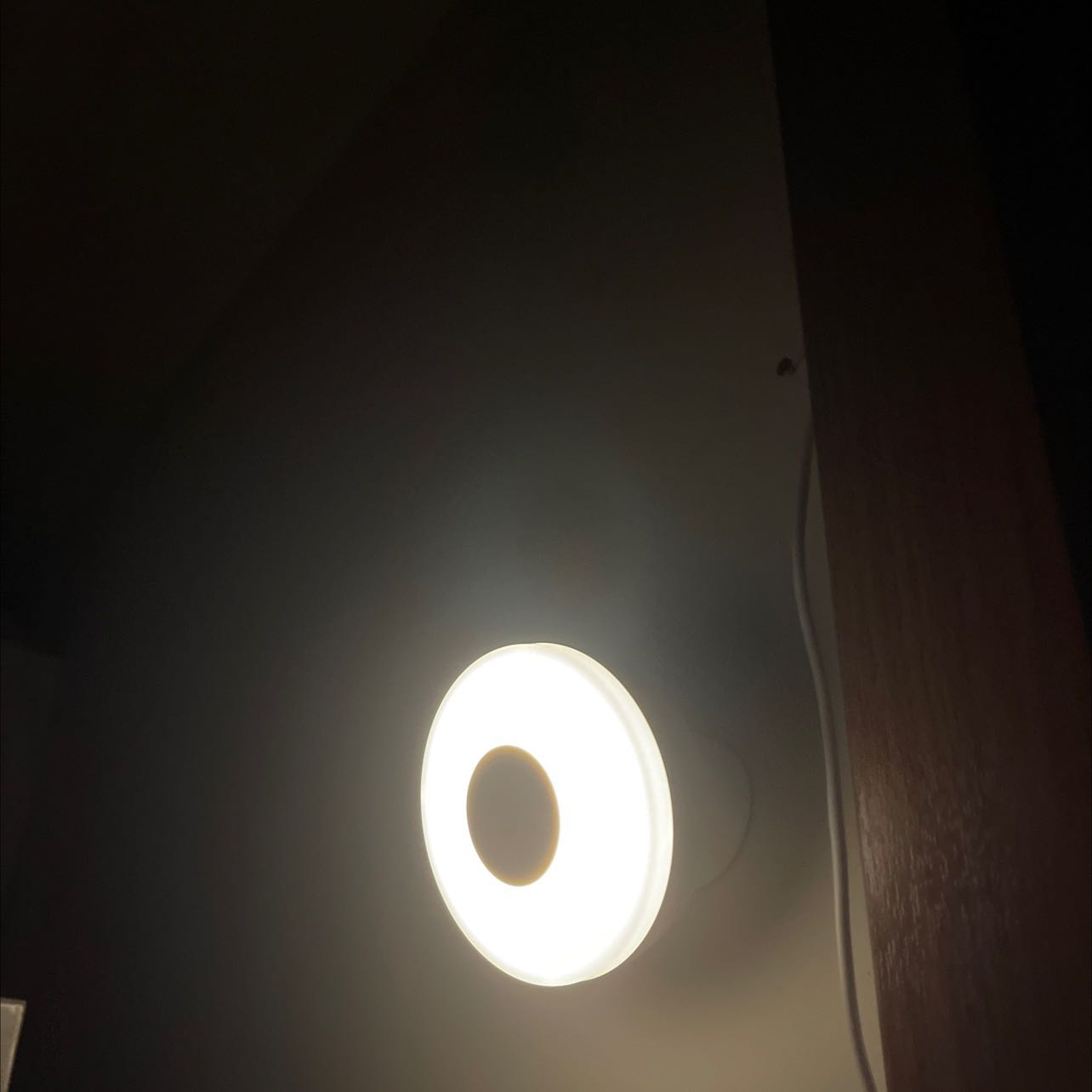 Đèn nhỏ gọn, ánh sáng có thể chỉnh 2 mức, mình thì để mức nhỏ để tiết kiệm pin, nhưng vẫn rất sáng. Cảm biến nhạy, tối tắt đèn đi ngang là nó tự động sáng.
Giao hàng nhanh giá tốt