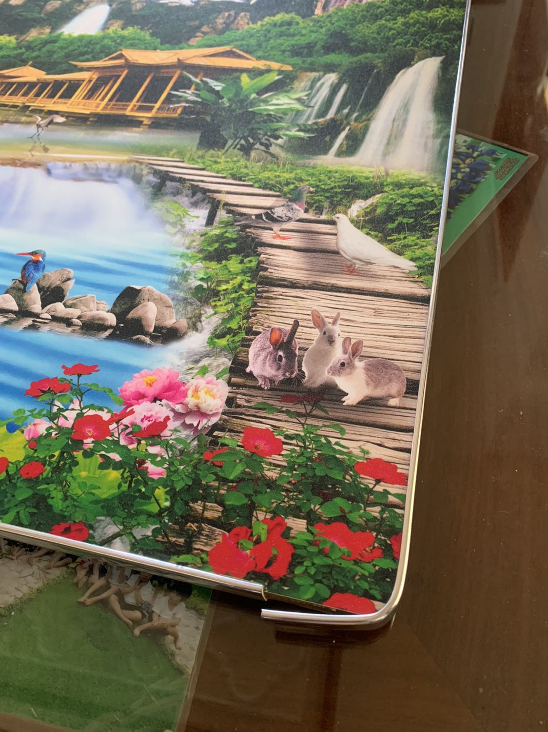 Ảnh đẹp,nhưng khi bị lỗi miếng dán viền.