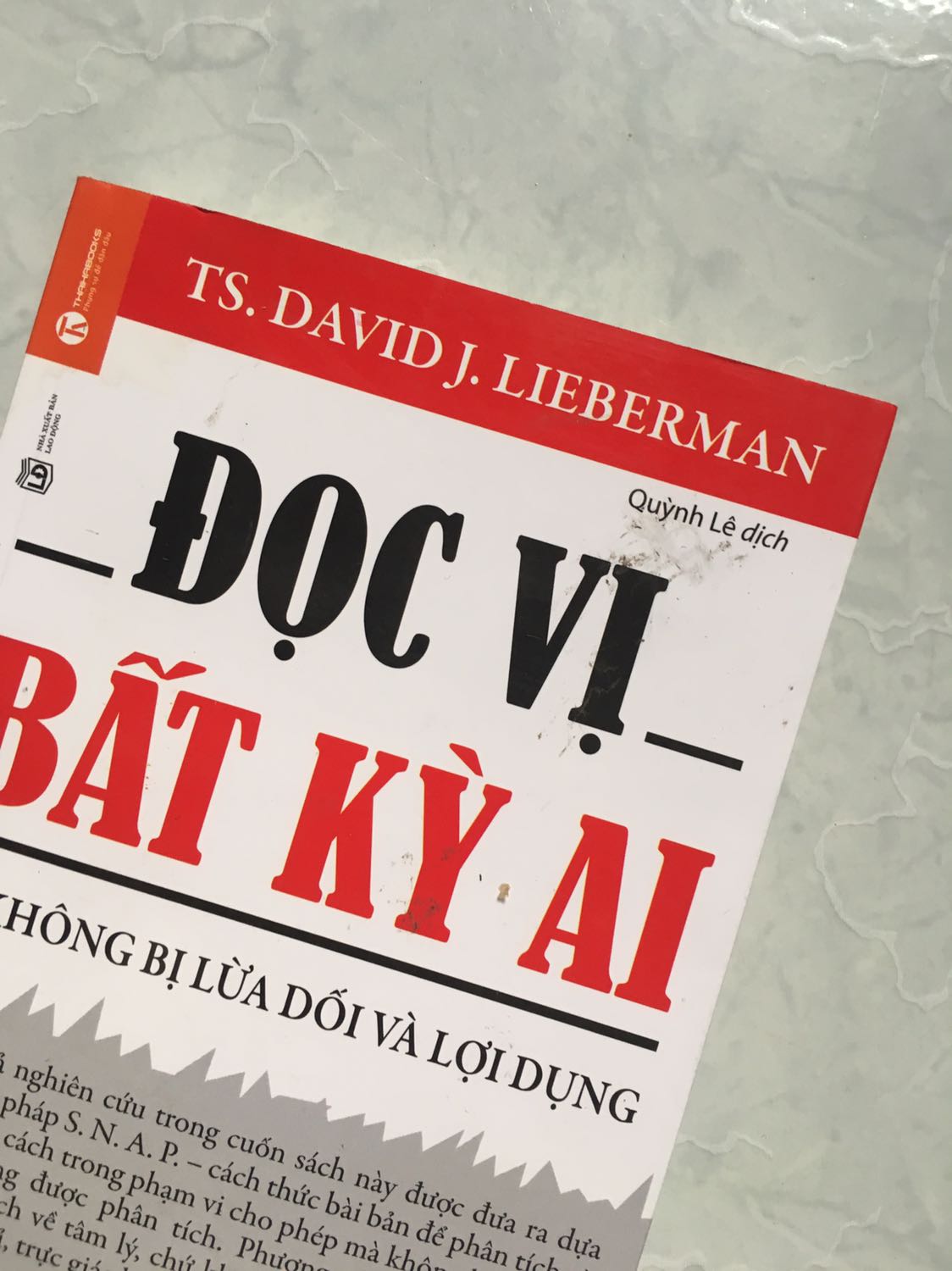 Háo hứng mở hộp ra thì nhận được cuốn sách bẩn, bị thấm nước ố màu mất mấy trang, cạnh góc còn quăn gẫy, thực sự thất vọng quá Tiki ơi. Sao lại thế này ???????