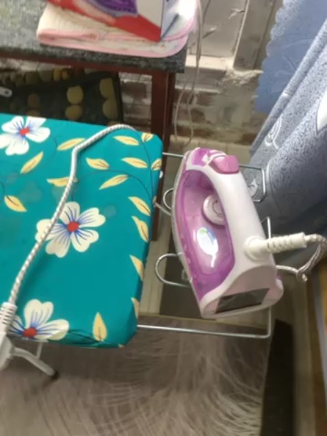 Bàn ủi phun hơi nước gì mà rỉ nước ra quá trời quá đất, bị rít rất khó đẩy bàn ủi, chỉ xài đc phun nước phía trc thôi, mình thấy mọi người cũng hay gặp lỗi này. Ko nên mua, mua về ko dùng đc vừa tốn tiền vừa mang cục tức. Shop đã hoàn tiền cho mình, xin cảm ơn.