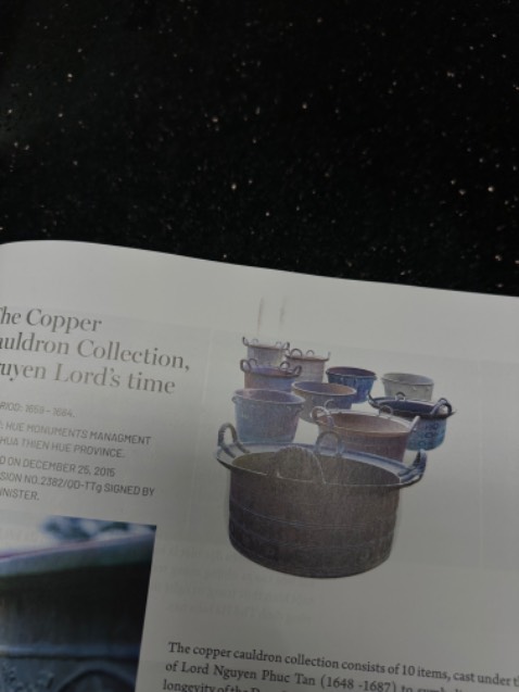 Sách hay, vừa để đọc vừa để trang trí. Nhưng cuốn sách này rất là nhàu, cũ, góc sách bị bẹp, tay ai bẩn tạo vết trong một vài trang. Rất chi bực bội.
P/s: Cửa hàng đã liên hệ và đổi sách khác. Từ 1 sao thành 4 sao. Cuốn sách như vậy không hề là do vận chuyển, lưu ý sự trung thực khi bán hàng.