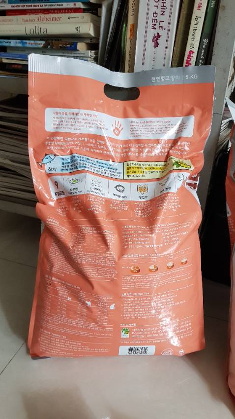 Hàng giao sớm 1 ngày.Anh shipper vui, thân thiện.
Gói thức ăn 2×5kg được đóng gói cẩn thận, an toàn.Có nhiều quà tặng kèm theo. Hôm nay mình mới khui hàng,thấy date còn xa. Mình rất hài lòng. Cảm ơn shop.