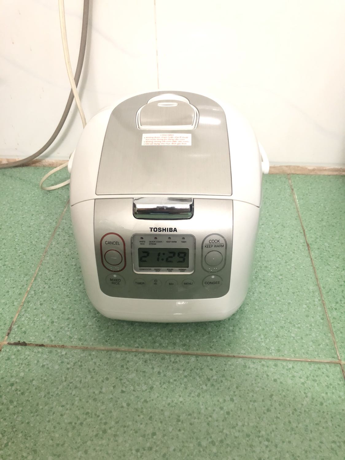 Nấu cơm ngon nhưng Thỉnh thoảng mất hiện số đồng hồ hoặc tự reset về 0:00 khi rút dây điện ra khỏi ổ cắm
Tuy nhiên cắm điện chỉnh lại đồng hồ thì OK như chưa hề có gì xảy ra