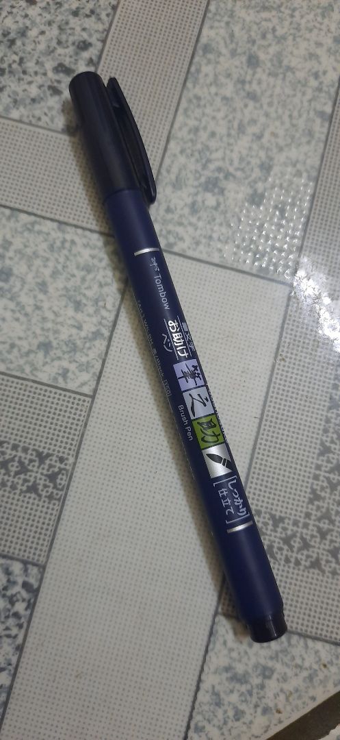 Giao nhanh. dạo này tiki đã tăng thêm cho nhiều mã giảm giá. mình mua 51k giảm hơn 25k . nhưng mà ship 14 nên mua với giá 40k thì cũng tạm được. lúc đầu viết bút hơi gượng tay. cảm giác không mượt lắm ấy. không biết do đây là đầu cứng nên vậy hay đầu mềm sẽ viết trơn hơn. mình cũng sử dụng qua brush pens rồi.