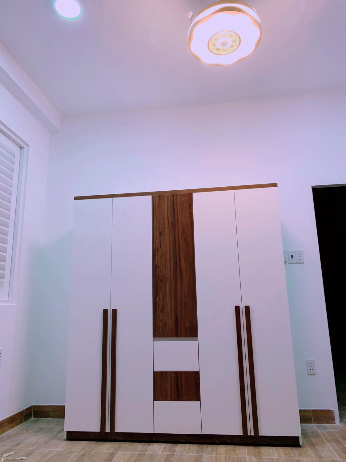 Tủ quá đẹp, chắc chắn, lắp ráp tuy hơi trễ nhưng rất tận tình ^^