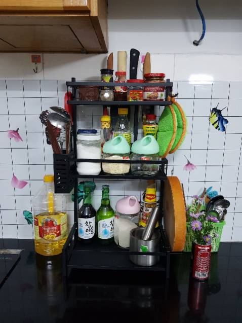 Sản phẩm chắn chắn, đẹp, đúng theo miêu tả. Nhưng sự tiện dụng đối với mình chưa nhiều. Mục đích mua kệ 3 tầng là phải để được nhiều đồ nhưng ống đũa quá nhỏ chỉ bỏ được vài đôi đũa, chỗ để thớt thì quá cao làm dư diện tích bên dưới mà thiếu ở trên vì vậy sự lựa chọn treo đồi phù hợp. Tầng dưới cùng ko để được chai dầu ăn và nước mắm (căn bản). Nếu nhà có kệ bếp ở trên thì nên đo kỹ trước khi mua vì khó lấy dao hoặc để các loại chai cao ở trên. Chung quy sp ok nếu biết trước thì mình mua 2 tầng vì 3 tầng cũng ko bỏ thêm được bao nhiêu.