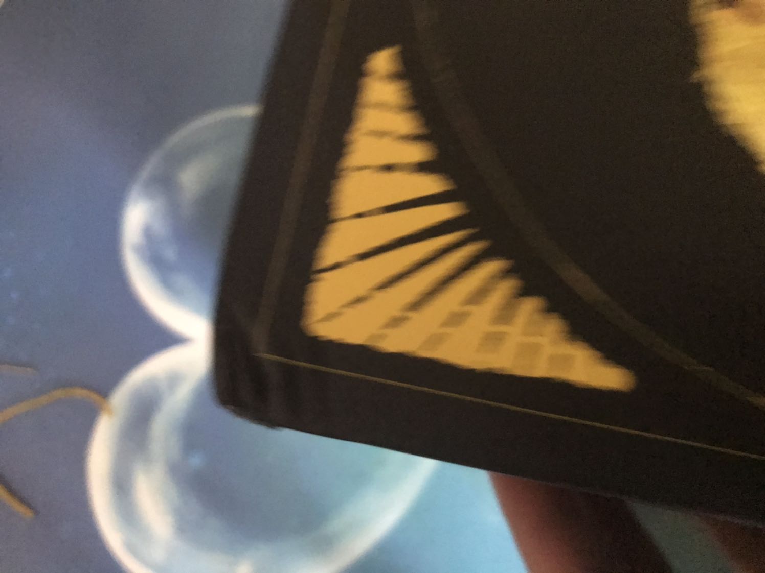 buồn nhiều chút vì box bị méo.........