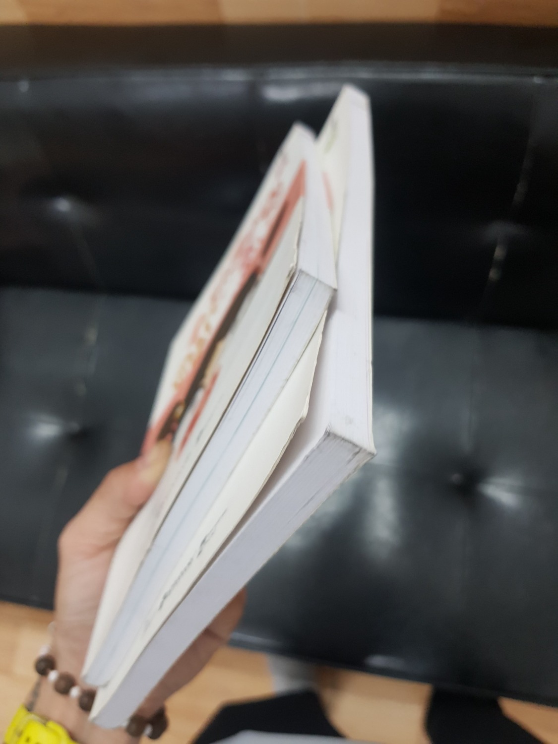 Mình đã mua rất nhiều sách và sản phẩm bên tiki 
Chất lượng giao hành rất nhanh
Nhân viên giao hàng nhiệt tình dễ thương!
Nhưng đây là 2 sản phẩm đầu tiên mình cực kỳ không hài lòng " bìa sách cũ mặt trước sau có chỗ bị gấp mép..." Mong nhà bán hàng hãy kiểm tra sản phẩm trước khi giao hàng đến người đọc.
Cảm ơn Tiki đã hỗ trợ giao hàng đến vùng sâu vùng xa như nơi mình đang ở.