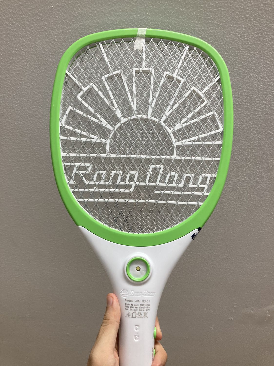 Mùa dịch mà giao siêu nhanh!
Vợt cầm chắc tay, dùng thấy nổ lớn khi trúng muỗi. Pin 1200mah hơi ít nhưng phù hợp tầm giá. Hàng chính hãng Việt Nam nên an tâm hơn mua hàng tàu khựa.
Bao bọc gói kỹ. Rất hài lòng.
Dùng một thời gian sẽ cập nhật đánh giá sau!