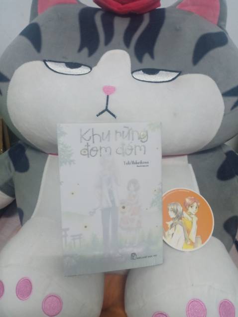 Sách nguyên seal, phụ kiện đầy đủ, bìa ngoài là giấy nến ép tựa nhũ bạc, nội dung hay, nét vẽ đẹp.. Tiki giao hàng siêu nhanh, đóng gói cẩn thận, vote 5 sao :">