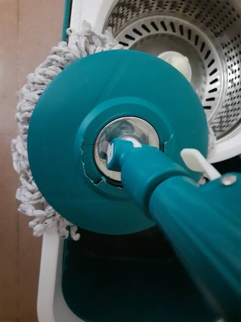 Mua 2 bộ tin tưởng hàng Sunhouse thương hiệu về vừa sử dụng chưa được 1 lần đã bể đầu chổi ( đầu để lắp bông lau ) quá thất vọng và bực mình, giờ thì vứt đi mất tôi mấy trăm bạc, tiếc tiền thì ít thất vọng thì nhiều vì trót tin tưởng vào nhãn hàng mà mua, CẢ 2 CÂY LAU ĐỀU HỎNG CẢ 2 KHÔNG THỂ SỬ DỤNG ĐƯỢC. RỞM LẠI RỞM QUÁ THỂ ĐÁNG.