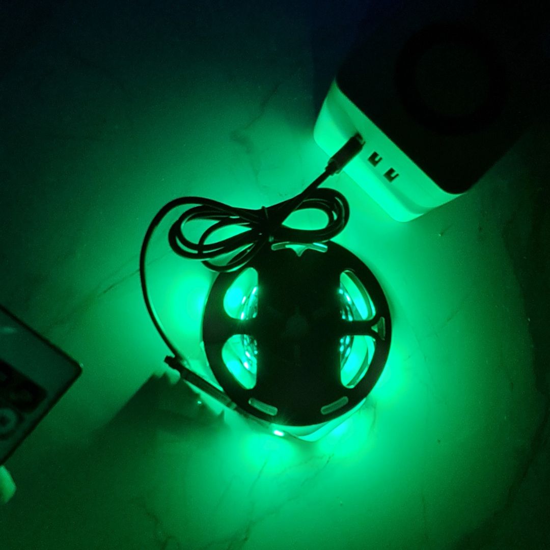 Dây đèn sáng, chọn được nhiều màu. Dây dán chắc. Chỉ cần cắm cuộn dây với bộ diêud khiển đúng chiều âm dương là xong, nếu sai thì đảo ngược lại. Có hướng dẫn sử dụng đi kèm. Nói chung rất hài lòng.