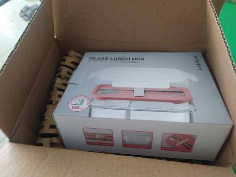 10 điểm cho việc đóng gói hàng của Tiki. Thật sự rất thân thiện với môi trường luôn ạ. Về sản phẩm thì mình thực sự rất ưng ý ^^. Hộp thủy tinh cầm hơi nặng tay nhưng rất chắc chắn, nắp hộp có 2 lớp nên có thể giữ ấm thực phẩm. Hộp cơm có 2 ngăn nhé mn. Thích hợp để mang đi học hay đi làm đều rất ok ( nên đựng cơm vs thức ăn thôi ạ). Cảm ơn Tiki.