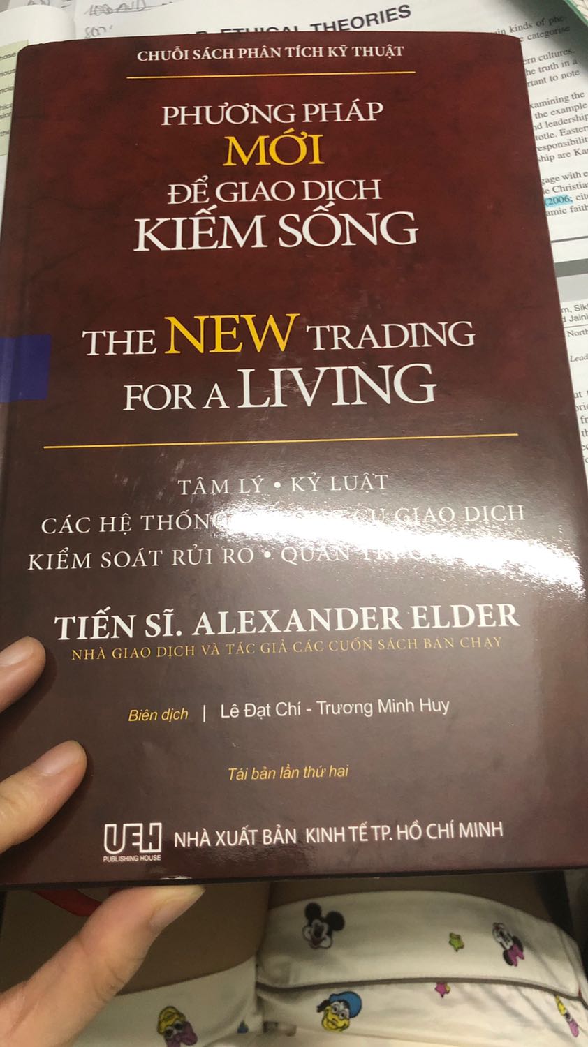 Cuốn sách khá nặng, được in giấy bóng.
Mình chưa đọc hết cuốn sách nhưng đây là cuốn sách được đề nghị học ở trường đại học môn phân tích kỹ thuật nên mình tin tưởng vào nội dung